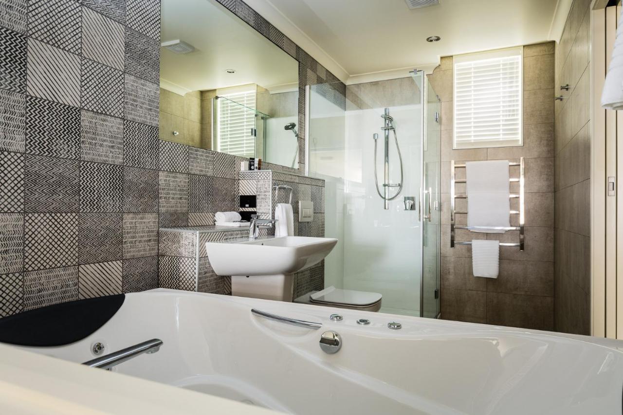 Pebble Beach Motor Inn Napier Zewnętrze zdjęcie A modern bathroom