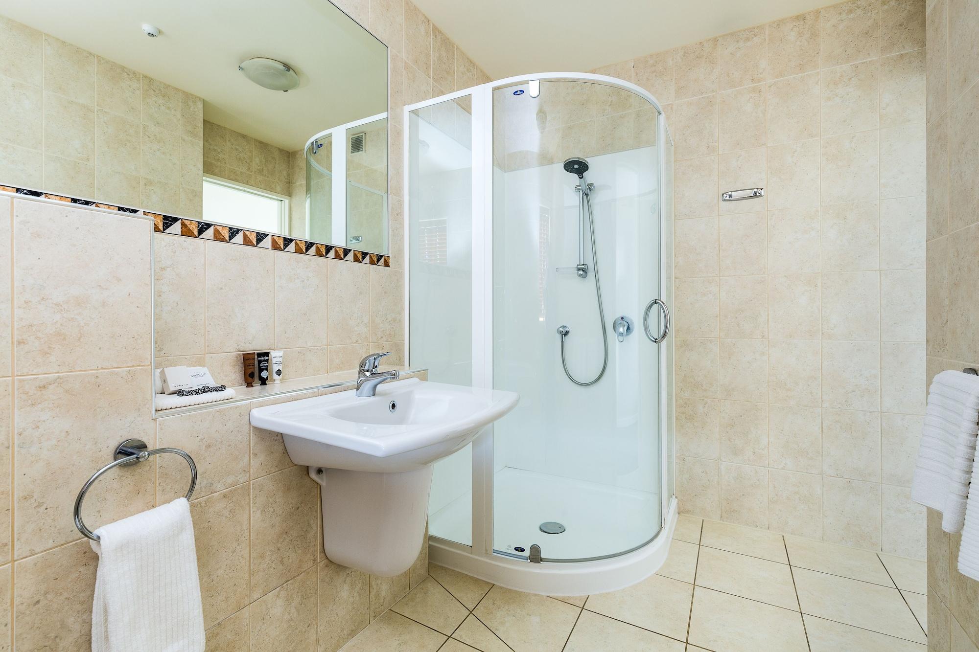 Pebble Beach Motor Inn Napier Zewnętrze zdjęcie A shower cubicle